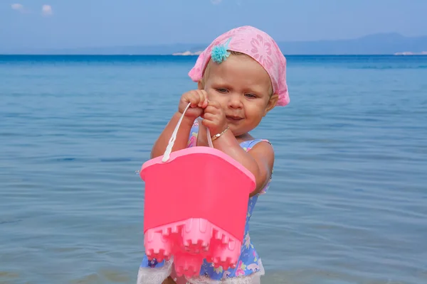 Petite fille bébé jouant sur la plage d'été — Photo