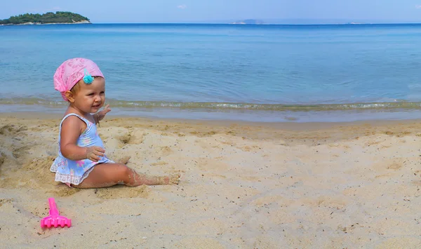 Kis baba lány játszik a nyári beach — Stock Fotó