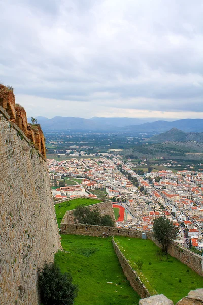 Pueblo de Nafplion visto desde el Castillo de Palamidi, Grecia — Foto de Stock