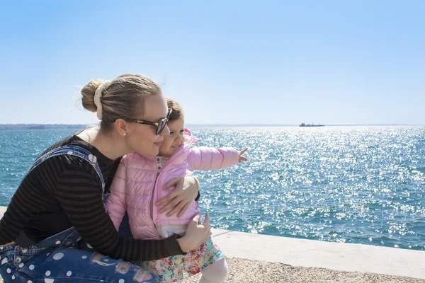 Mãe com sua filhinha andando pelo mar . — Fotografia de Stock