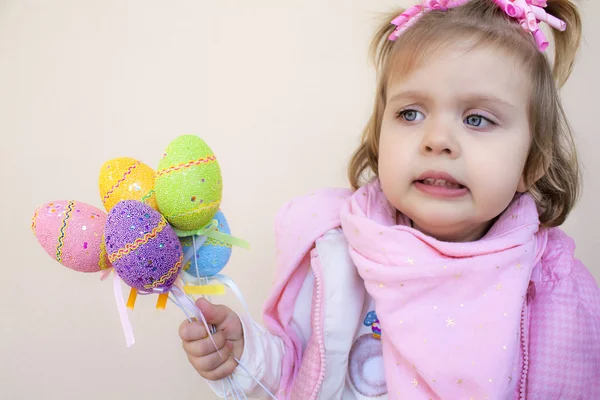 Paskalya yumurtaları ile sevimli küçük kız portresi. — Stok fotoğraf