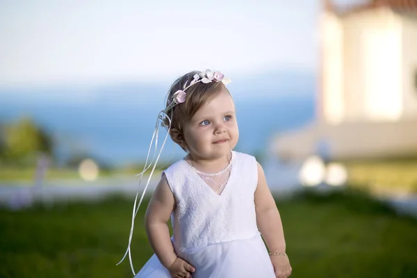 Lieve babymeisje buiten spelen. — Stockfoto