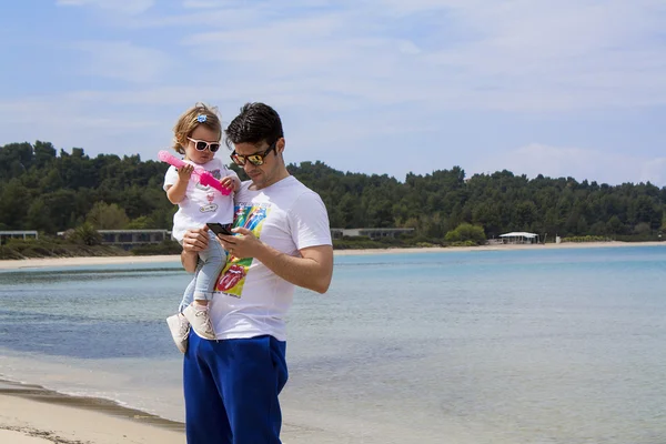 Pai e filha se divertindo na praia — Fotografia de Stock