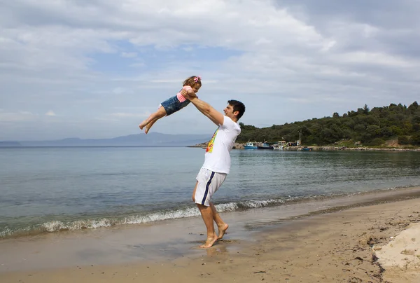 Батько і дочка розважаються на пляжі — стокове фото