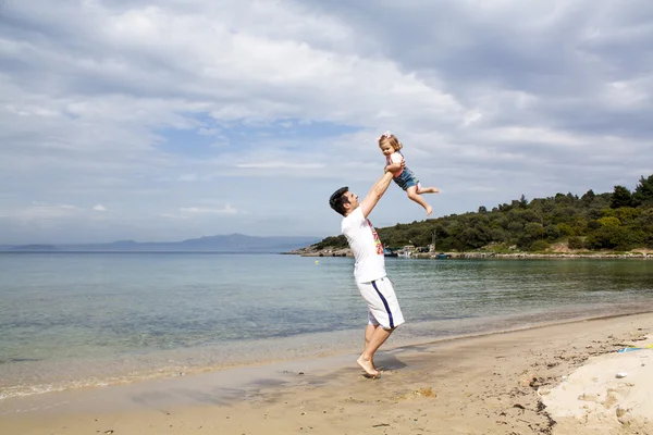 Pai e filha se divertindo na praia — Fotografia de Stock