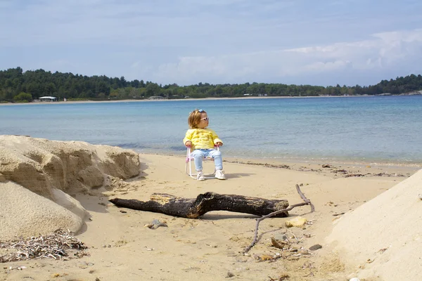 Schattig klein meisje spelen op het strand. — Stockfoto