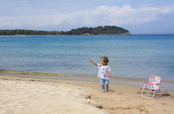 Niña jugando en la playa. —  Fotos de Stock