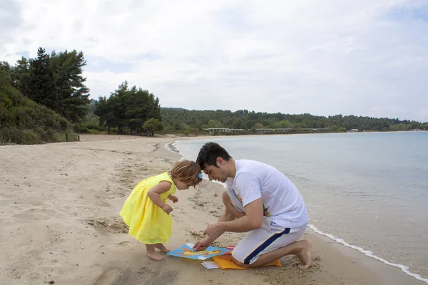 Pai e menina na praia — Fotografia de Stock