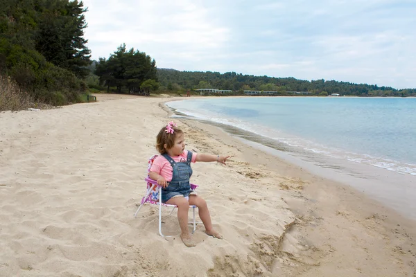 Niña jugando en la playa. — Foto de Stock