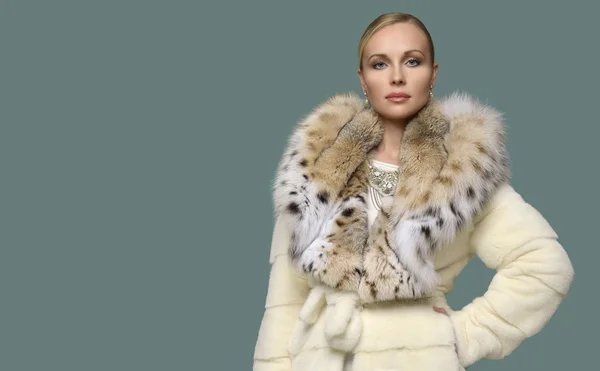 Beautiful woman wearing luxury white lynx fur coat. Winter fashion model. — Stock Photo, Image