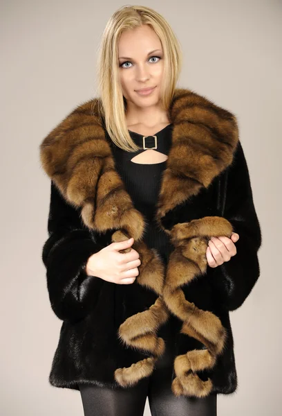 Beautiful Woman in Luxury Black Fur Jacket. — Stock Photo, Image