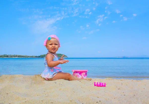 Niña adorable jugando en la playa —  Fotos de Stock