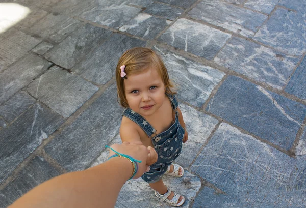 날 따라 개념. 엄마의 손-손에 손잡고 여름 거리에 걸어 당기 귀여운 소녀. — 스톡 사진