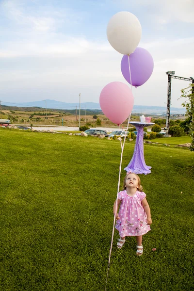 Портрет маленької дівчинки - м'який фокус. гра з повітряними кулями надворі . — стокове фото