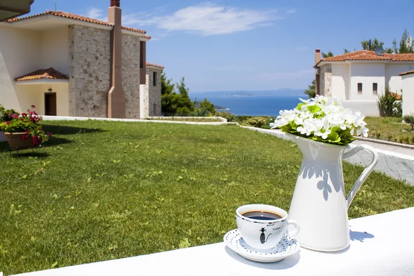 Xícara de café no jardim da casa no dia ensolarado de verão . — Fotografia de Stock