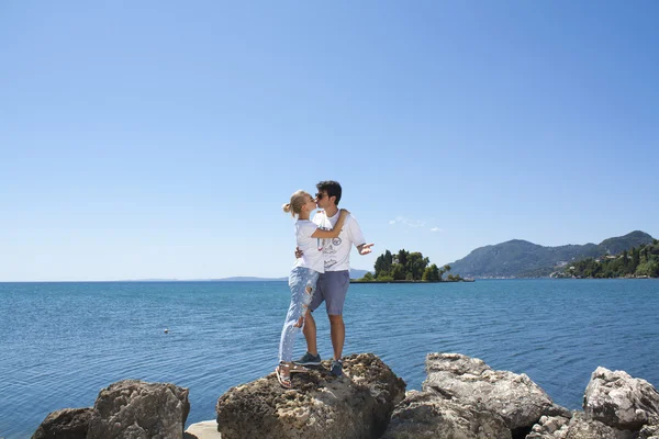 Романтична пара на острові Корфу. — стокове фото
