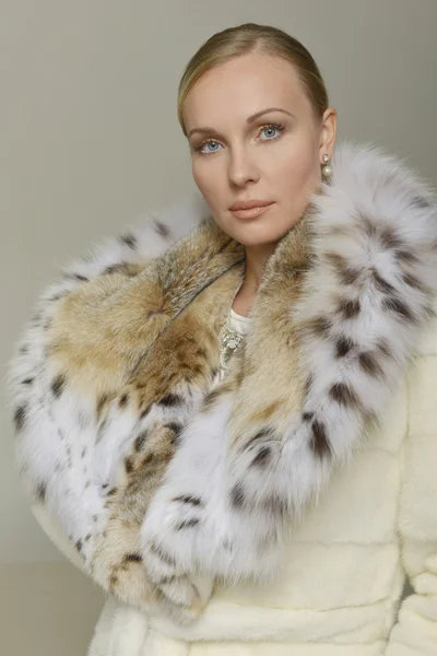 Elegant woman in white lynx fur coat. — Stock Photo, Image