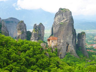 Görünümü bir Meteora ve Kalambaka köy manastır. Yunanistan
