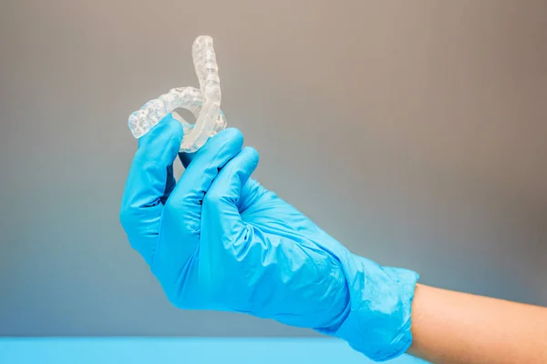 Lekarz Dentysta Ręka Trzymając Złącze Dentystyczne Izolacji Tle — Zdjęcie stockowe