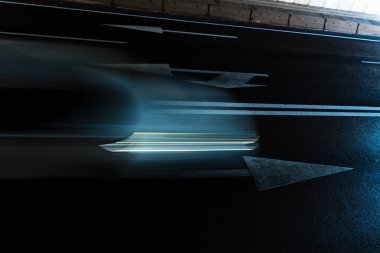 Araba uyanıyor, süpürülüyor, karanlık bir şehir yolunda fosil yakıtla sürülüyor..