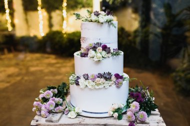 Düğün için hazırlanmış üç katlı bir düğün pastası..
