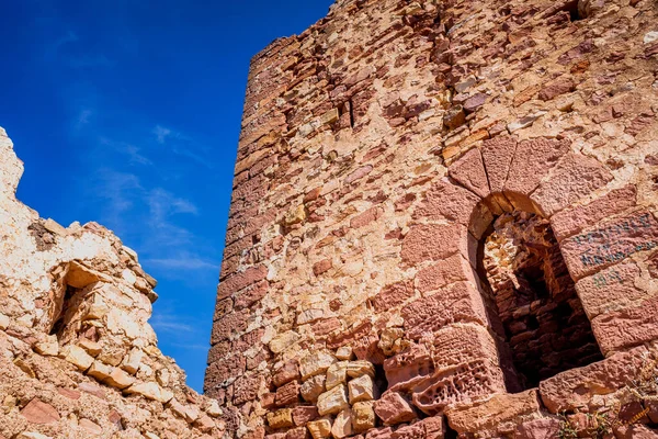 Стіни Старого Покинутого Європейського Замку Синім Небом — стокове фото