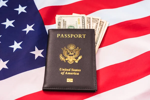 Американский Паспорт Патриотическом Фоне Путешественников Маске — стоковое фото