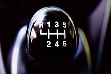 Avrupalı bir arabanın vites kolundaki düğme..