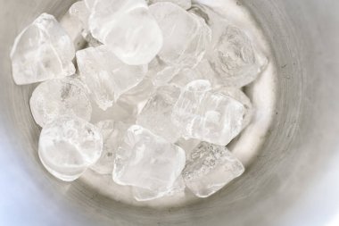 Soğuk içecekler için metal bir buz kovası..