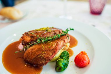 Izgara tavuk filetosu. Bitki sosuyla yıkanmış..