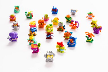 Valencia, İspanya - 8 Kasım 2020: SuperThings, çocuk oyunları için küçük koleksiyonluk plastik figürler.