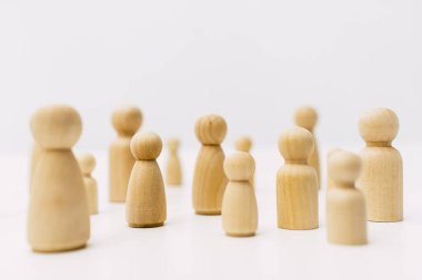 Dayanışma cemiyetinde, basit beyaz arkaplan ile gruplanmış insanların şekilleri.