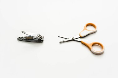 Makas ve tırnak makası, beyaz arka planda izole edilmiş..