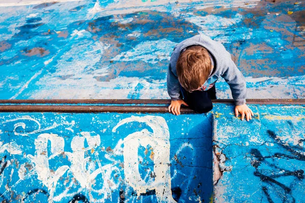 Kind Das Einem Verlassenen Blau Lackierten Eislaufplatz Herumlungert Und Sich — Stockfoto