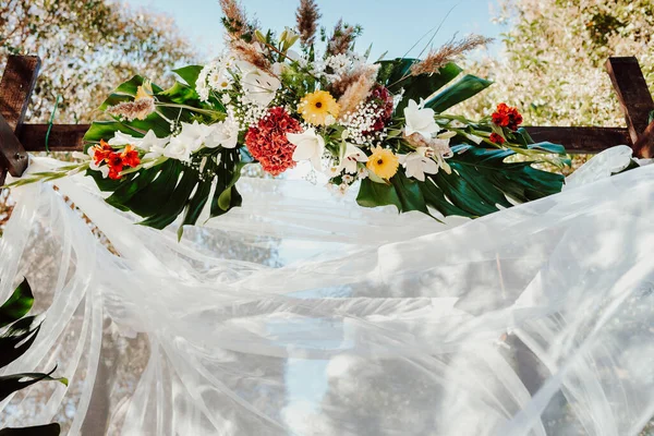 Çiçek aranjmanları ve rüzgarda esen ipek kumaşlar..