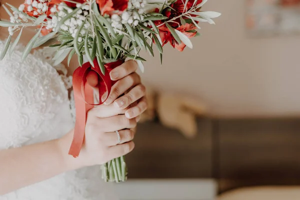 Ruka Nevěsty Drží Její Svatební Kytici Jemně Přidáno Filmové Zrno — Stock fotografie