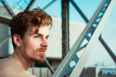 Yoga yapan genç bir kızılın portresi..