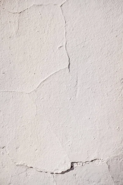 Fond Blanc Vertical Mur Avec Des Fissures Éclairées Par Soleil — Photo
