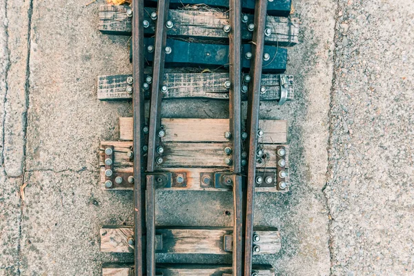 Küçük Bir Tren Rayının Raylarını Tutan Eski Pusucuların Detayları — Stok fotoğraf