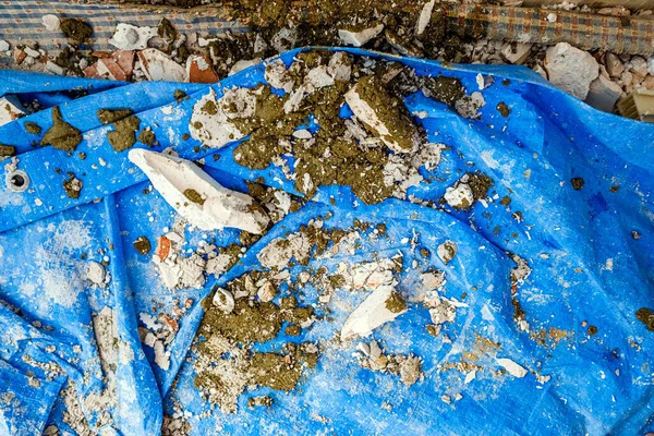 レンガ工場の汚れた瓦礫と青いヘビーデューティー — ストック写真