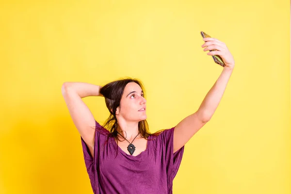 Junge Hübsche Frau Macht Ein Foto Von Sich Mit Ihrem — Stockfoto