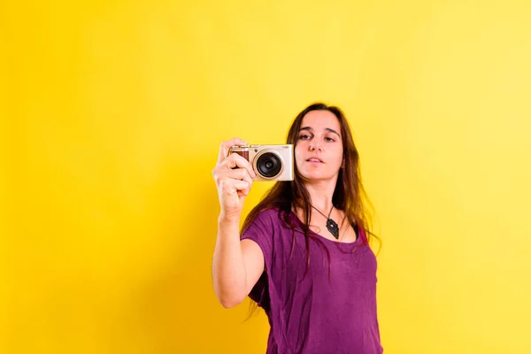 Ung Fotografering Student Flicka Håller Kompakt Kamera Isolerad Gul Studio — Stockfoto