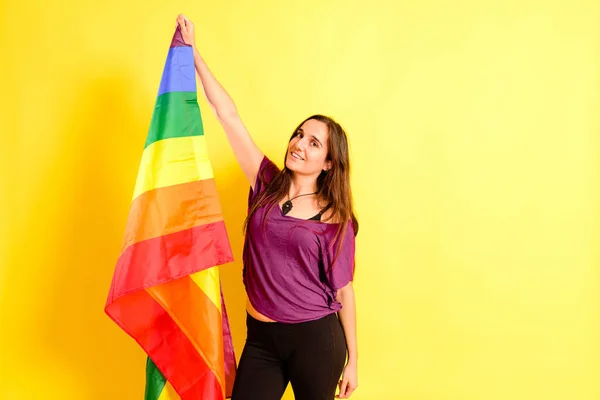 Mujer Sonriente Bastante Joven Sosteniendo Una Bandera Orgullo Gay Aislada —  Fotos de Stock