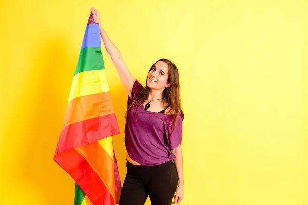 Muito Jovem Sorrindo Mulher Segurando Gay Orgulho Bandeira Isolado Amarelo — Fotografia de Stock