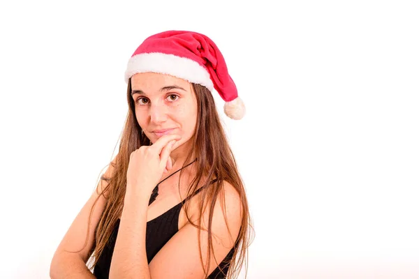 Menina Bonita Com Sardas Vestindo Chapéu Papai Noel Isolado Fundo — Fotografia de Stock