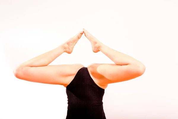 Piernas Gimnasta Levantadas Durante Ejercicio Yoga Aisladas Blanco — Foto de Stock