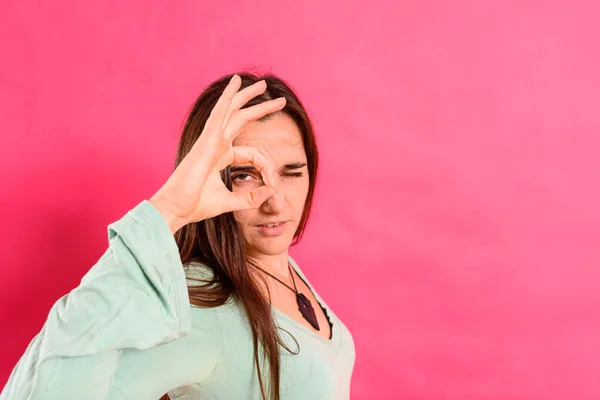 Женщина Использует Свои Руки Сосредоточить Свое Зрение Смотреть Сквозь Держать — стоковое фото