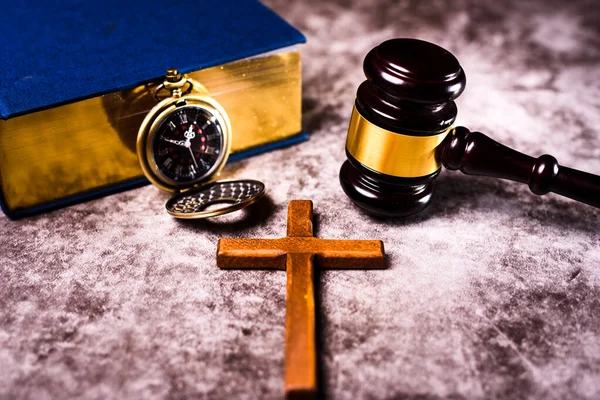 Bíblia Martelo Crucifixo Cristão Ilustram Problemas Judiciais Igreja Católica — Fotografia de Stock