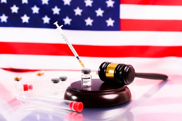 コロナウイルスワクチンを販売する薬局の司法取引 アメリカの国旗を背景に — ストック写真