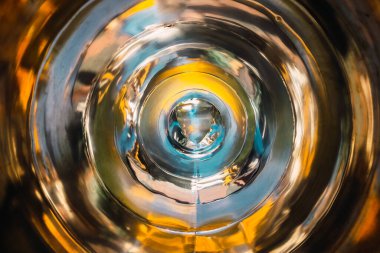 Parlak renkli metal bir borunun içinde.